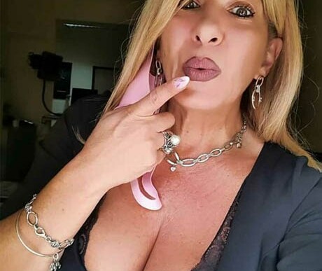 bouche à pipe au téléphone Nina